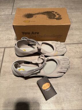 BRAND NEW Vibram FiveFingers V-Soul Shoes in Silver